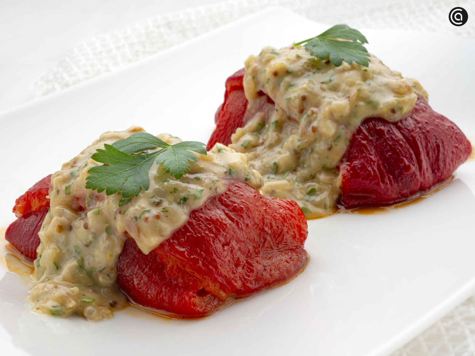 Rollitos de ternera y pimiento con salsa de mostaza