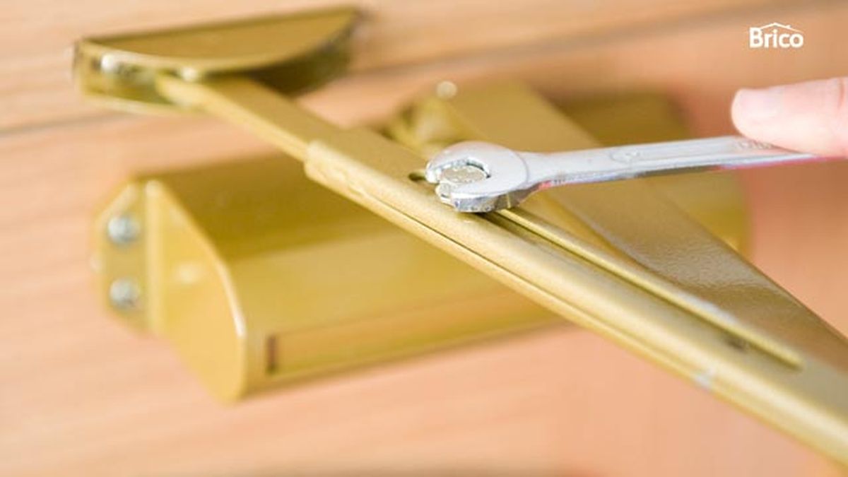 Instalar muelle cierrapuertas paso 6