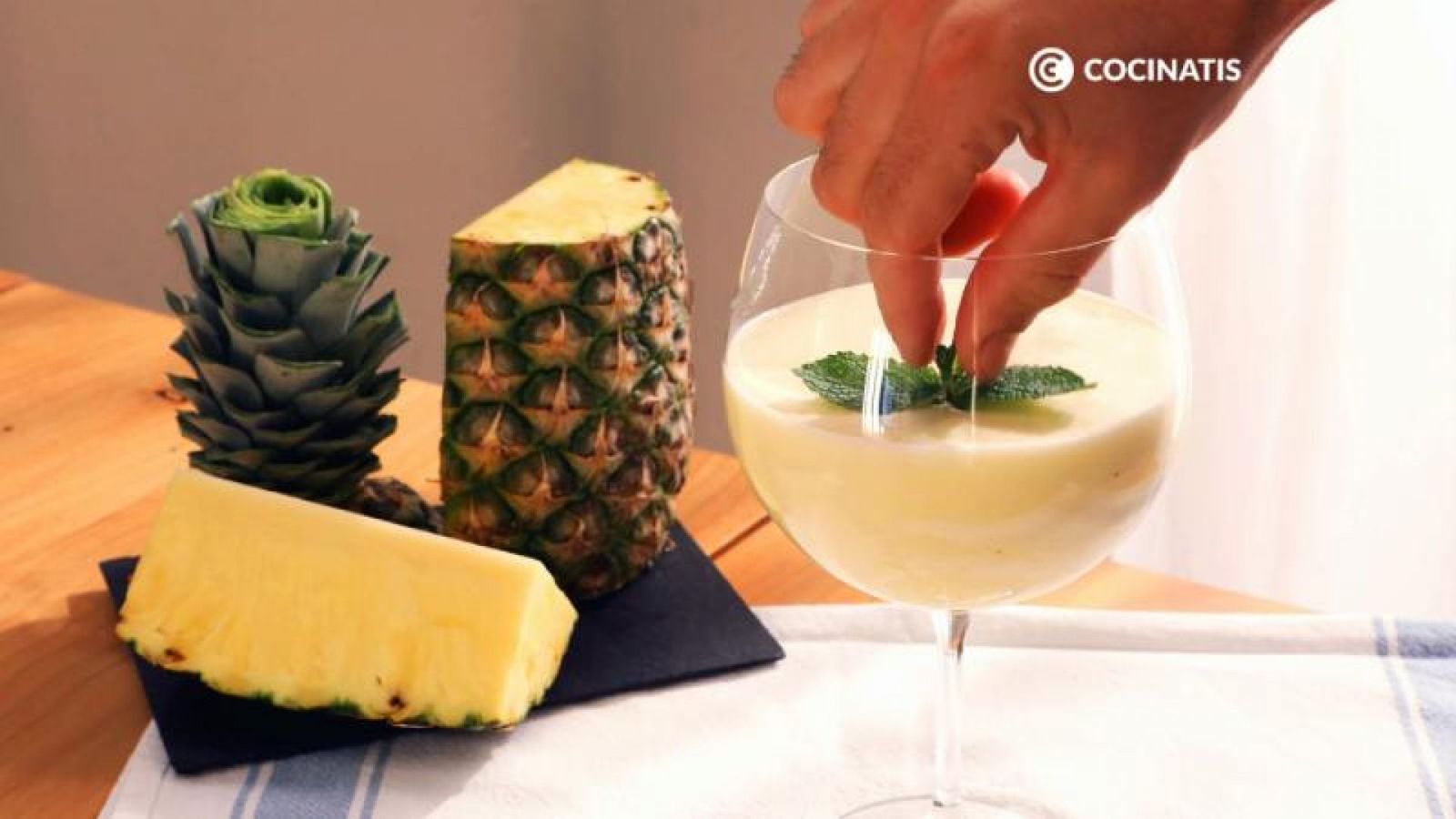 Sirve la piña colada y decora con unas hojas de menta/ Fotos: Cocinatis Sirve la piña colada y decora con unas hojas de menta/ Fotos: Cocinatis