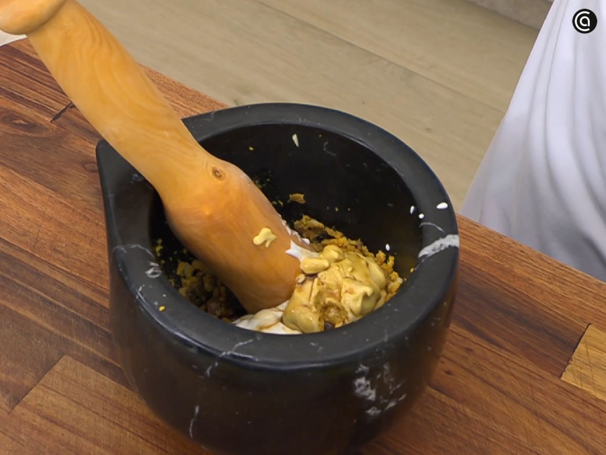 Maja bien los ingredientes de la salsa César