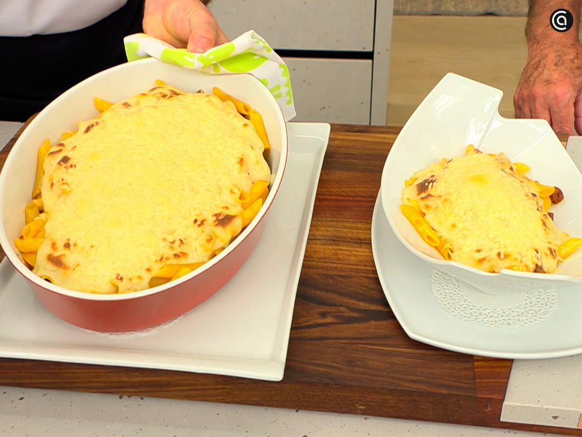 Deja reposar unos minutos y sirve los macarrones con chorizo gratinados