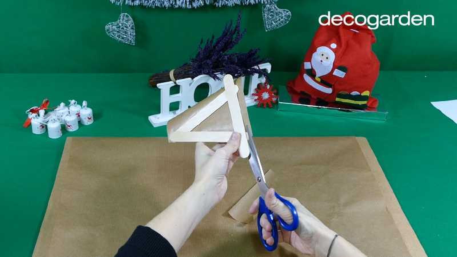 Recortar el sobrante de papel craft. Recortar el sobrante de papel craft.