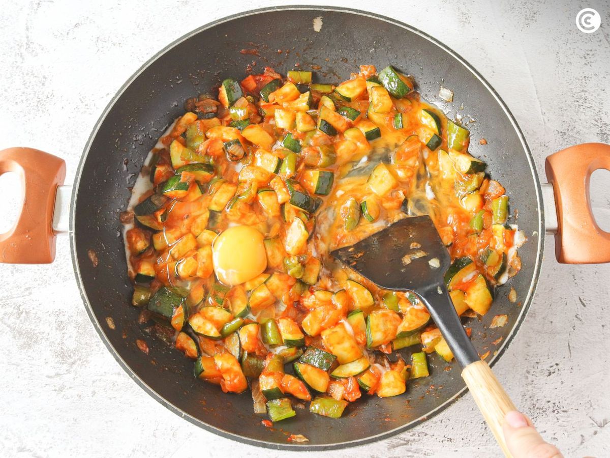 Añadir el huevo al pisto a la bilbaína