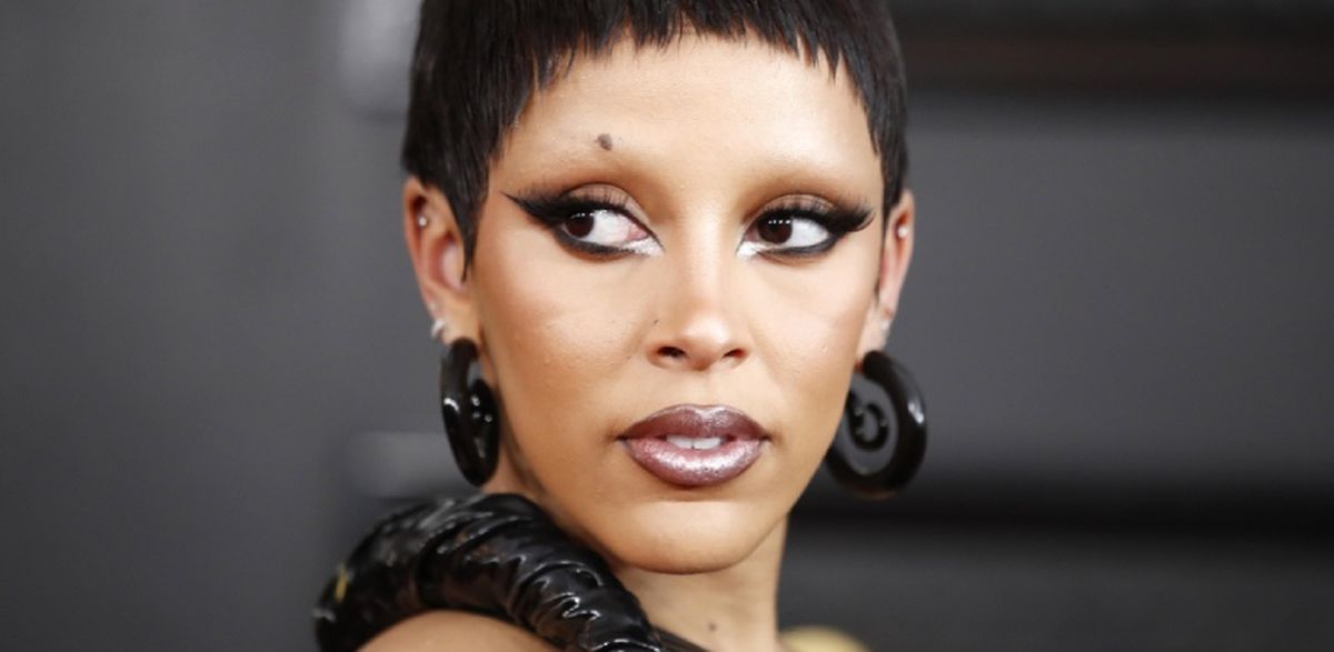 La cantante Doja Cat con las cejas completamente depiladas