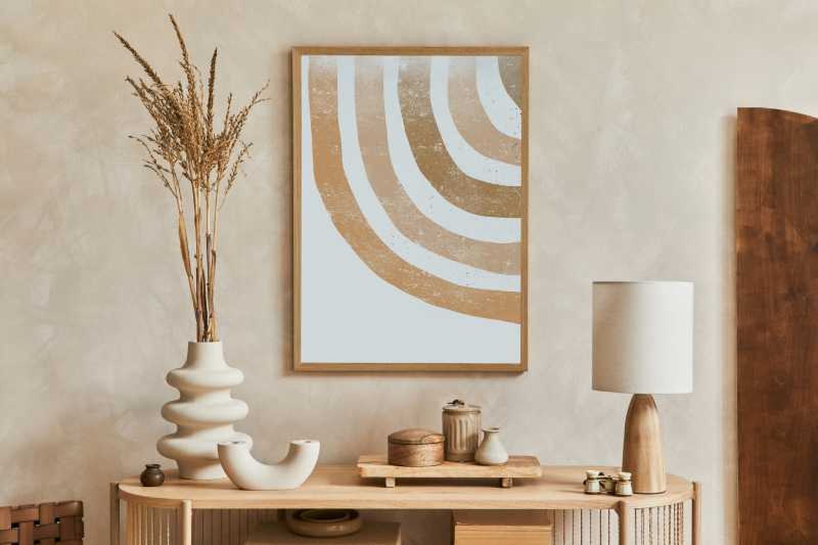 Cómoda con decoración bonita.