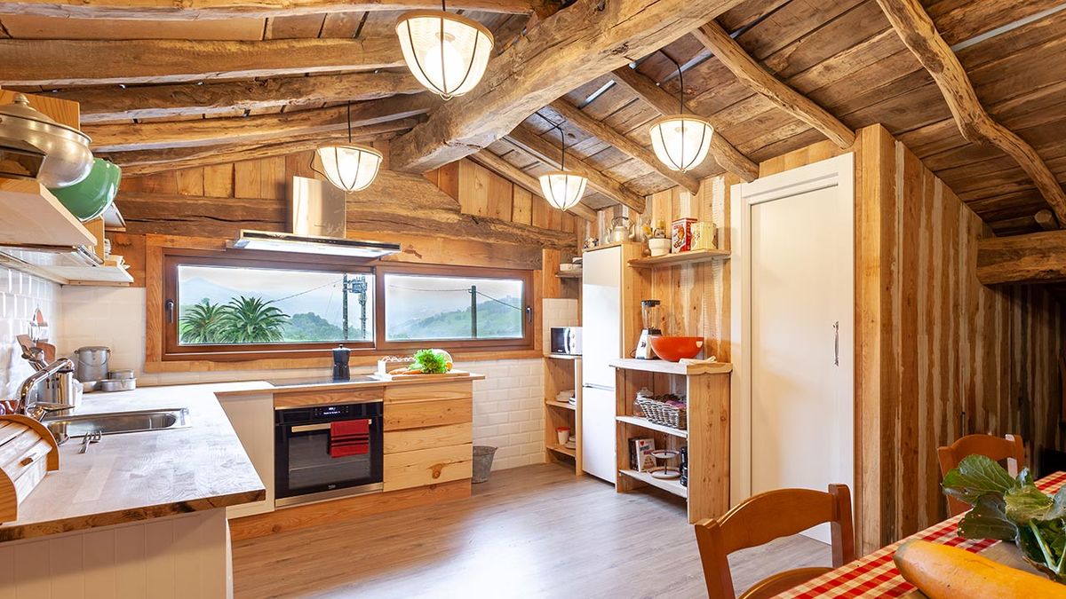 deco775 Cocina campestre en madera en atico vacio después 1