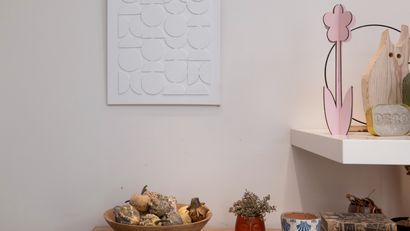 El cuadro terminado con un acabado monocromático, aporta textura y profundidad a la pared sin recargar el espacio.