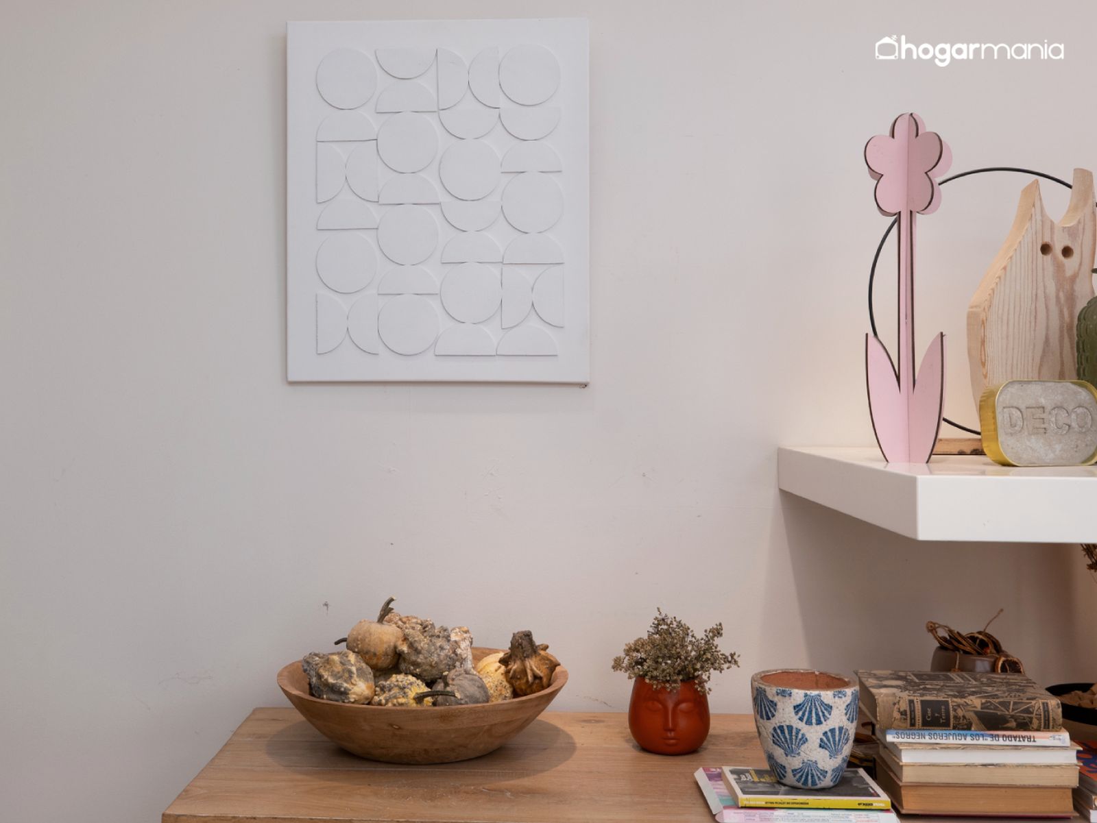 El cuadro terminado con un acabado monocromático, aporta textura y profundidad a la pared sin recargar el espacio.