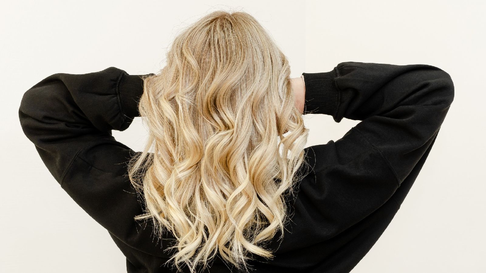 Es recomendable lavar el cabello con agua tibia o fría para ayudar a mantener el color por más tiempo