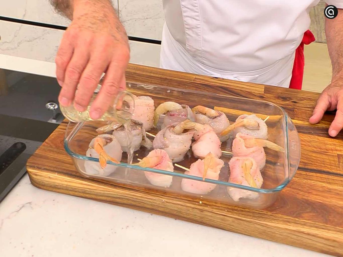 Hornea las popietas de gallo con langostinos