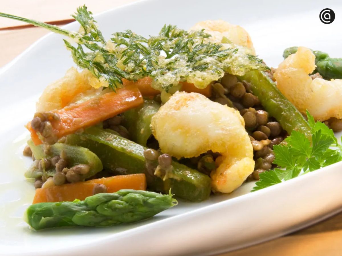 Ensalada templada de lentejas con langostinos: una forma deliciosa de tomar legumbres en verano.