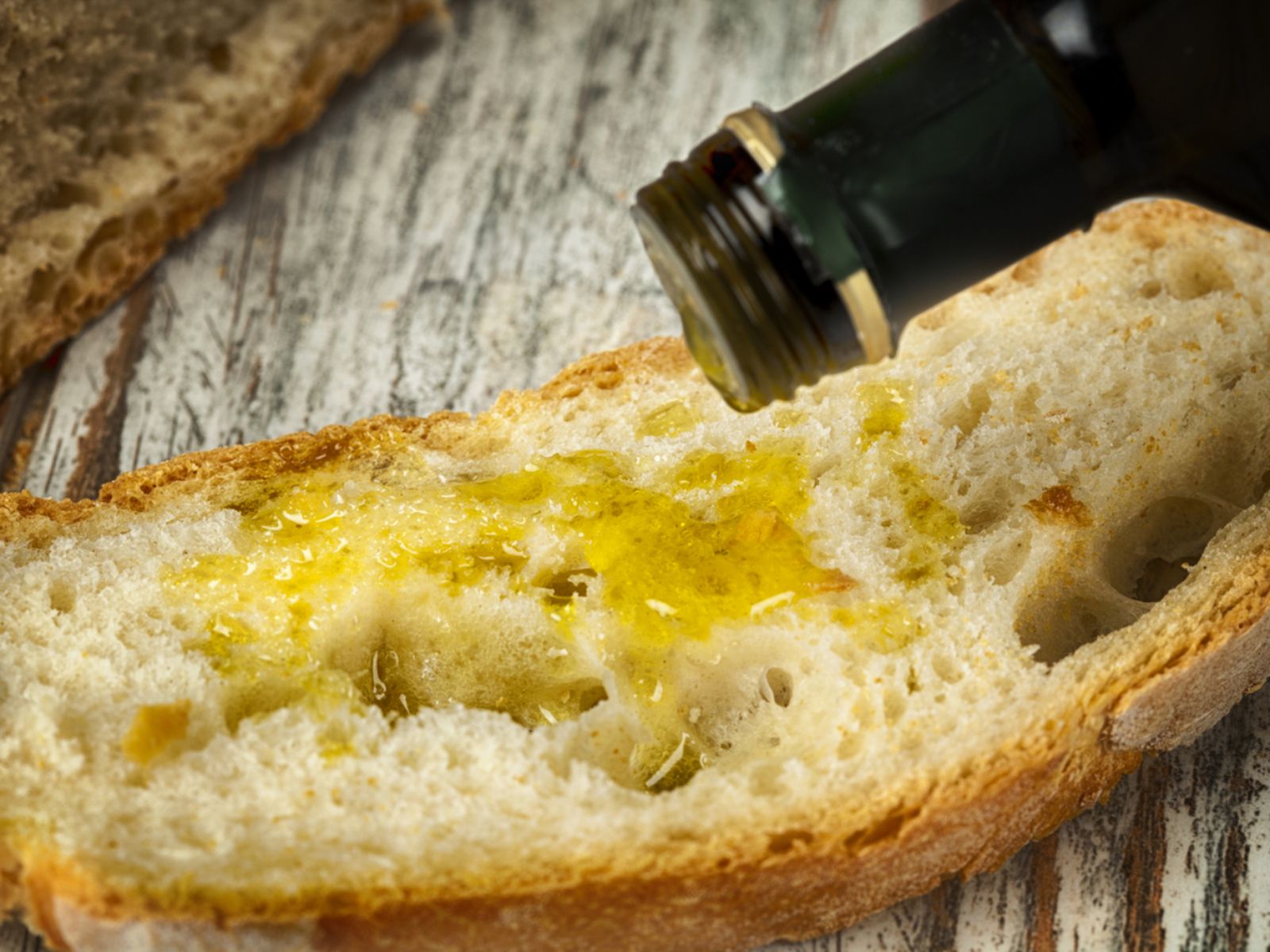El placer más simple y auténtico: pan con aceite de oliva virgen extra.