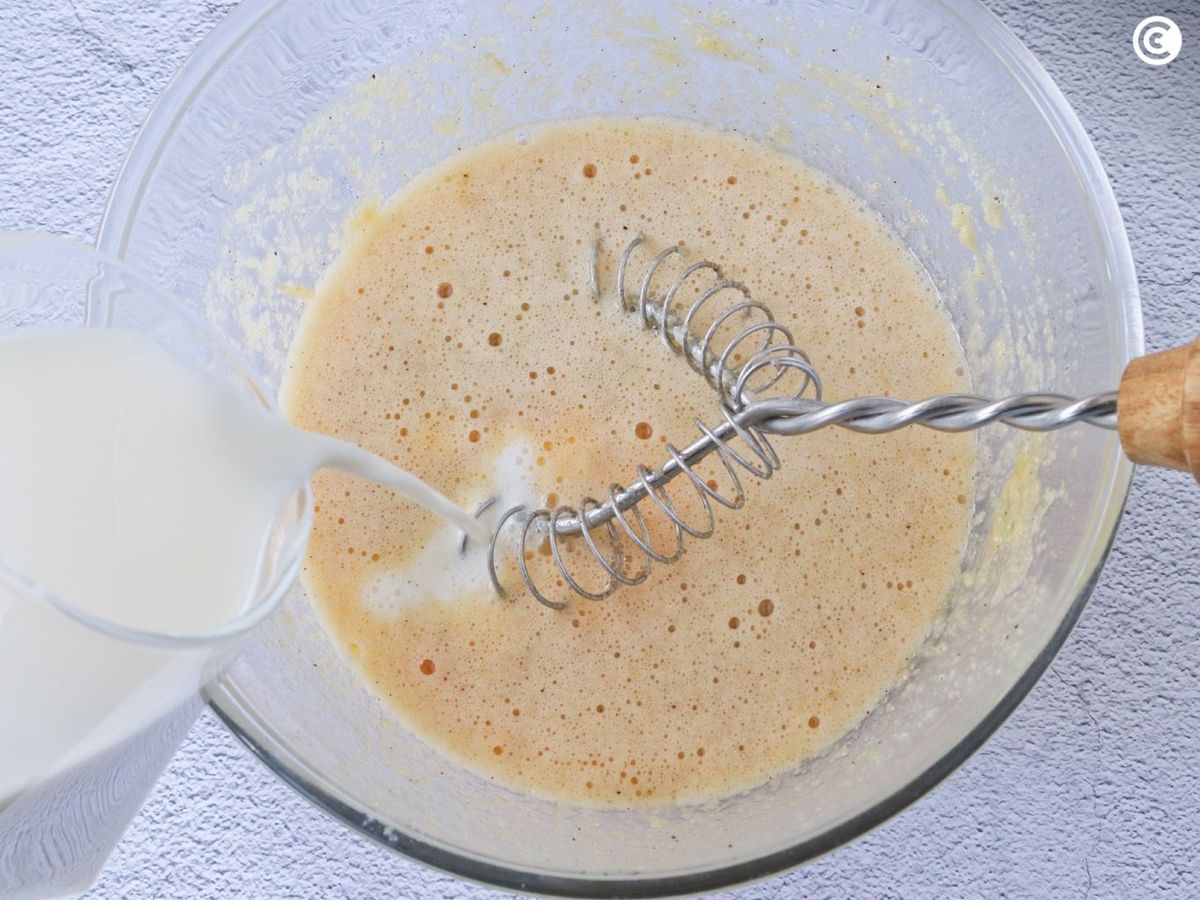 Añadir leche a la masa del flan de almendras