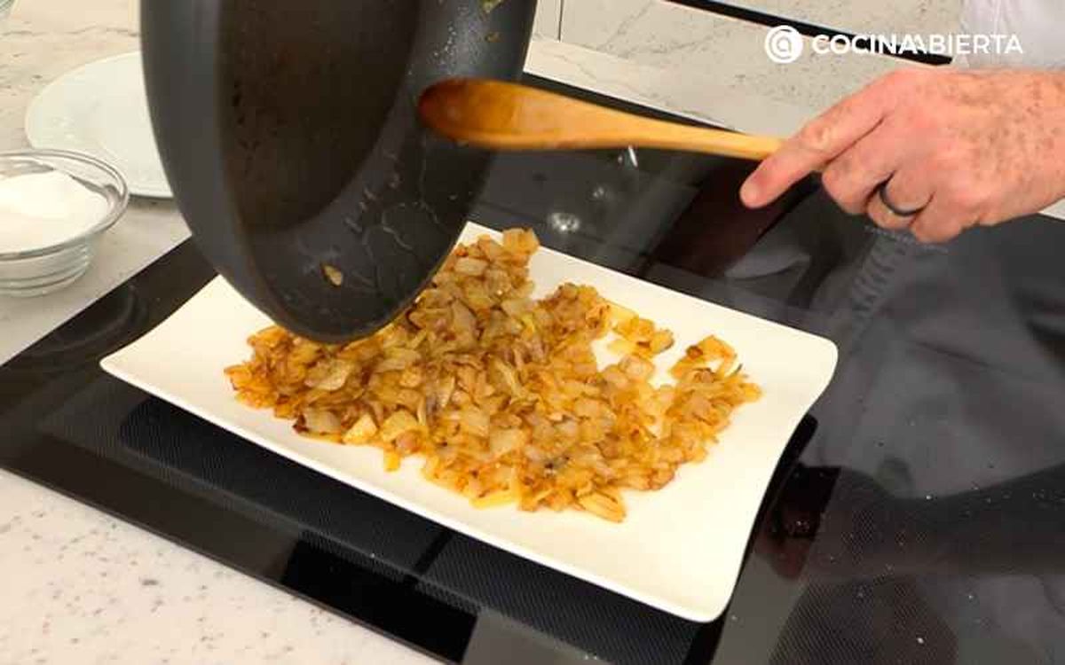 Prepara y reserva la cebolla caramelizada