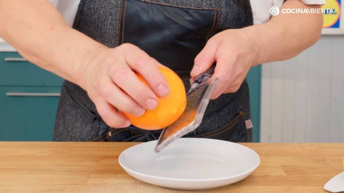 Ralla la cáscara y exprime el jugo de una naranja y un limón