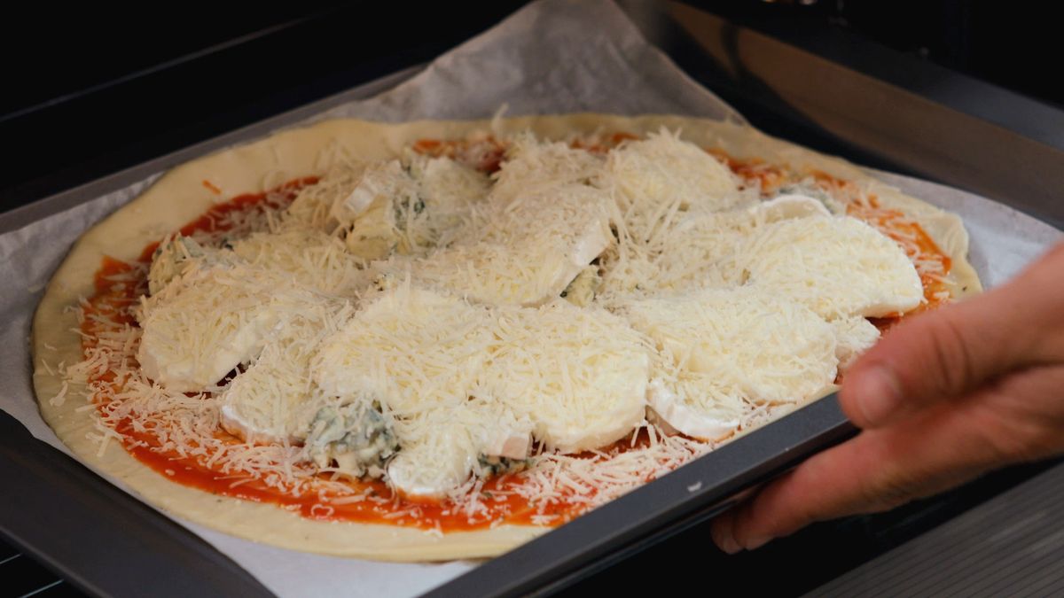 Pizza cuatro quesos en el horno 