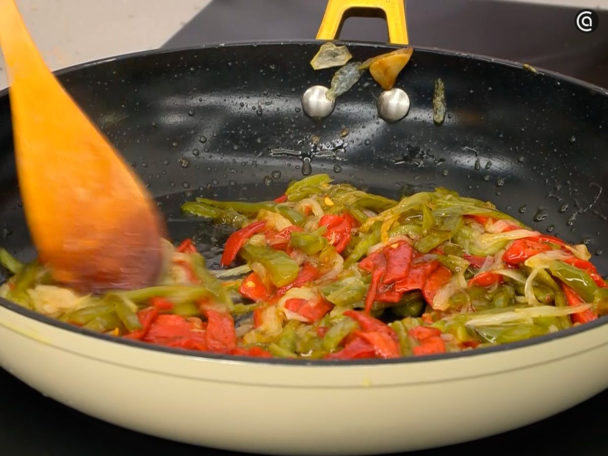 Sofríe las hortalizas a fuego medio hasta que estén tiernas