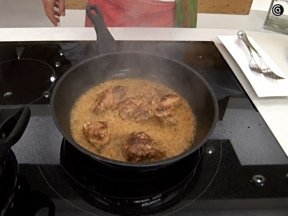 Cocina el conejo macerado, incorpora el salmorejo y el perejil