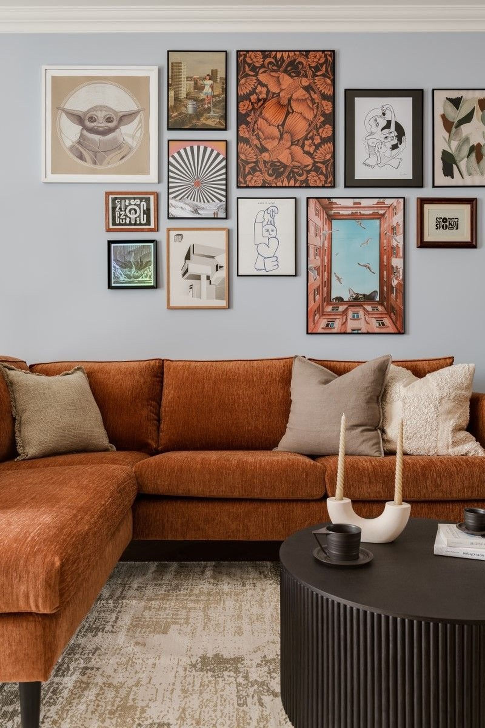 Salón moderno con ilustraciones, sofá naranja y muebles oscuros. Salón moderno con ilustraciones, sofá naranja y muebles oscuros.