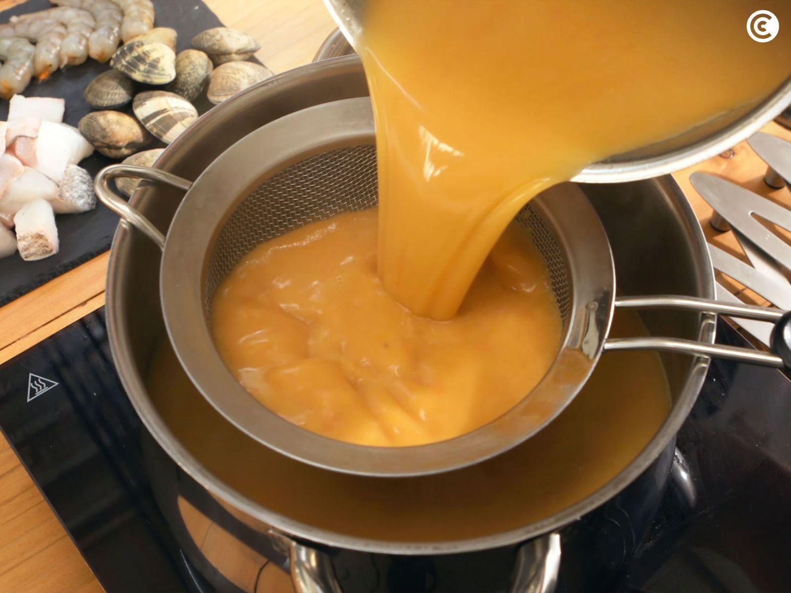 Colar el caldo de la sopa de pescado