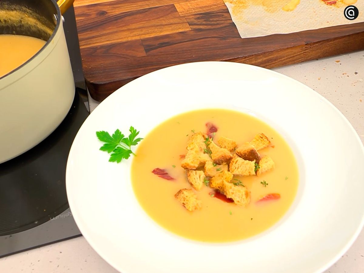 Decora la crema de cebolla caramelizada con hojas de perejil