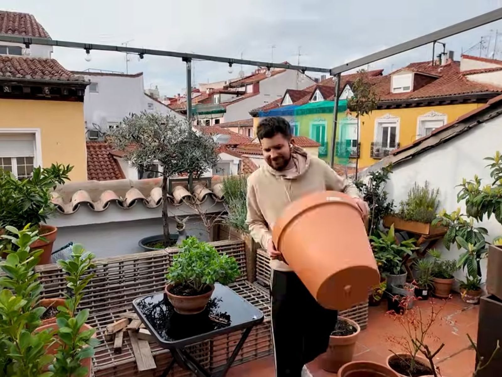 kikillo empezando a trabajar en su terraza. / Frame del vídeo de YouTube de @kikillo kikillo empezando a trabajar en su terraza. / Frame del vídeo de YouTube de @kikillo