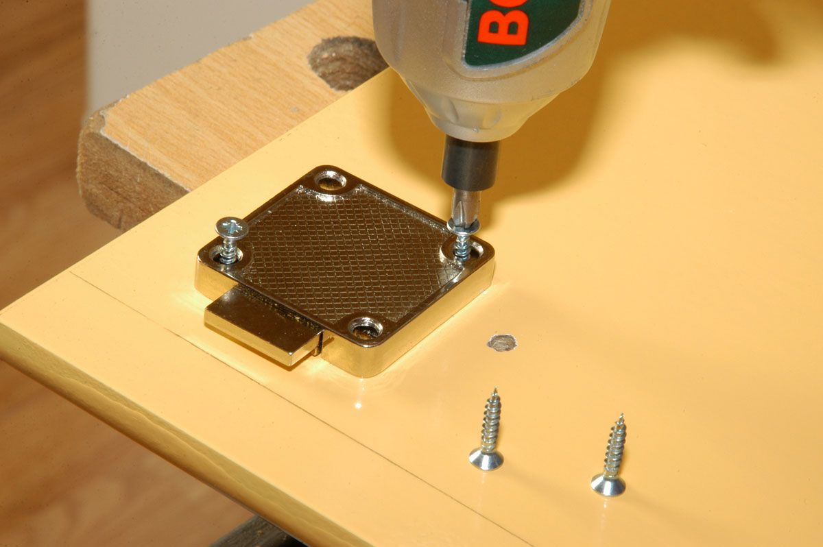 Cerradura para puerta de armario paso 6