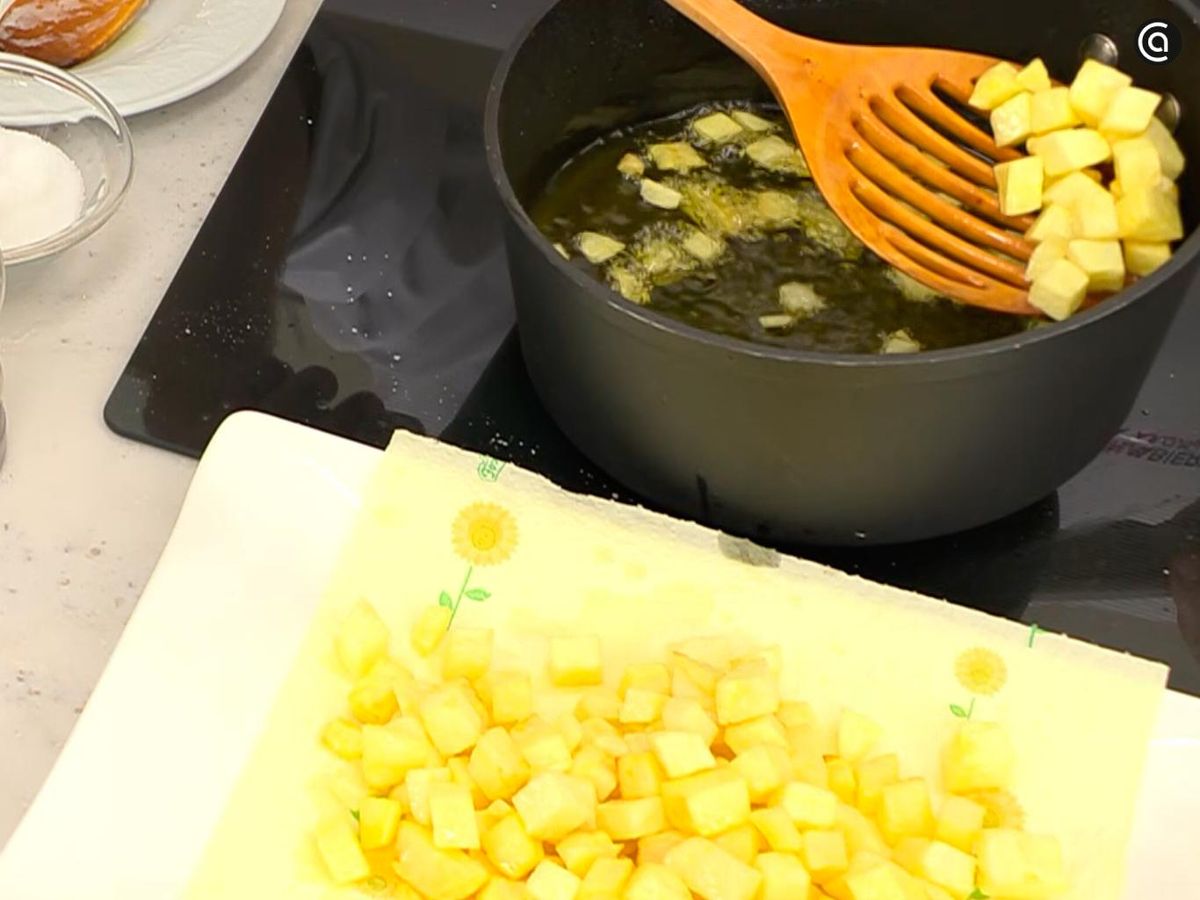 Dora las patatas en dados pequeños