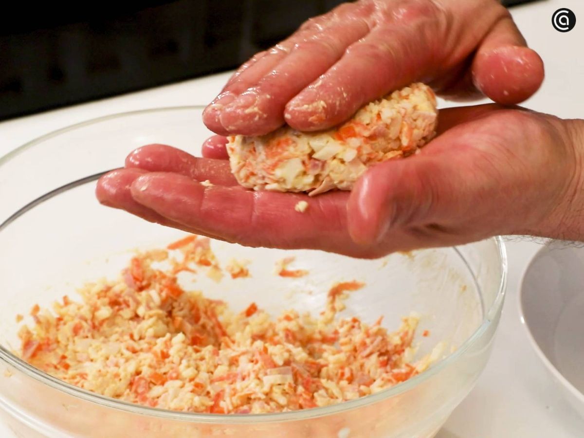 Dale forma de hamburguesa a la masa