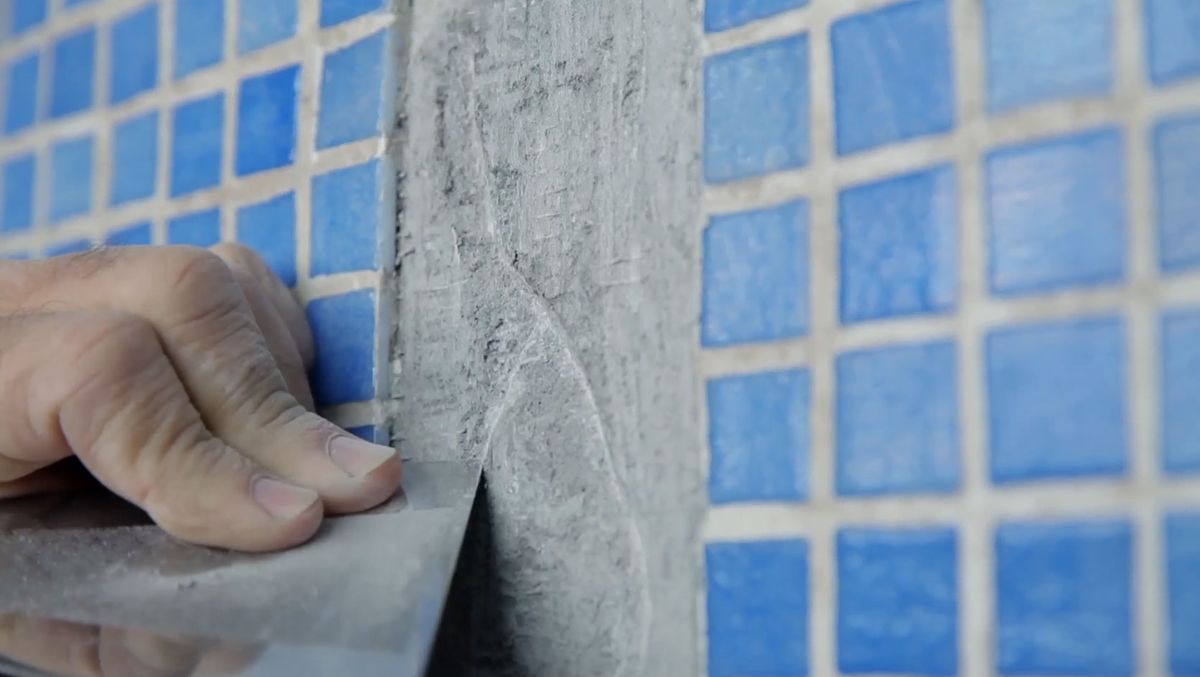 Cómo arreglar baldosas de piscina paso 3