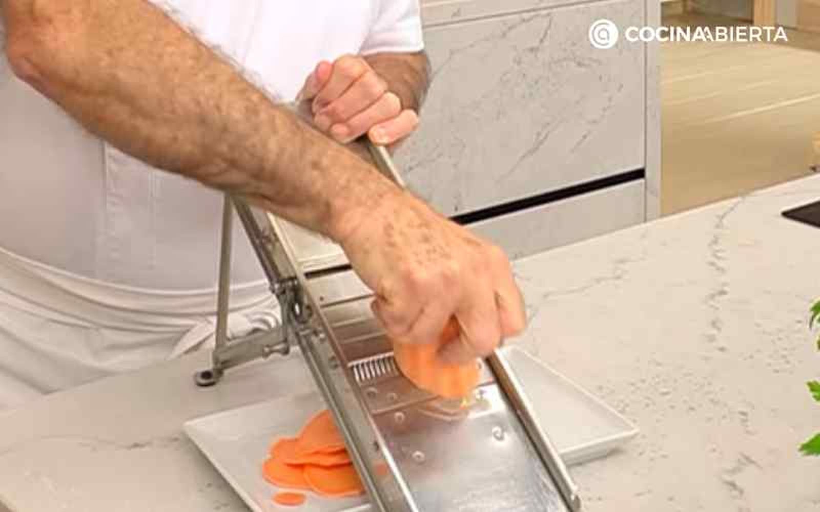 Corta en rodajas el boniato Corta en rodajas el boniato