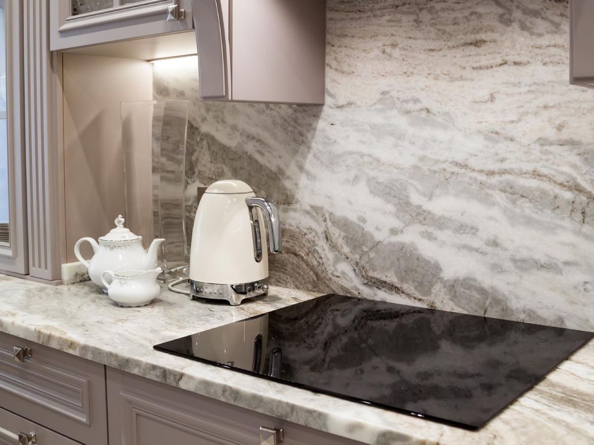 Cocina elegante con encimera de cuarzo.