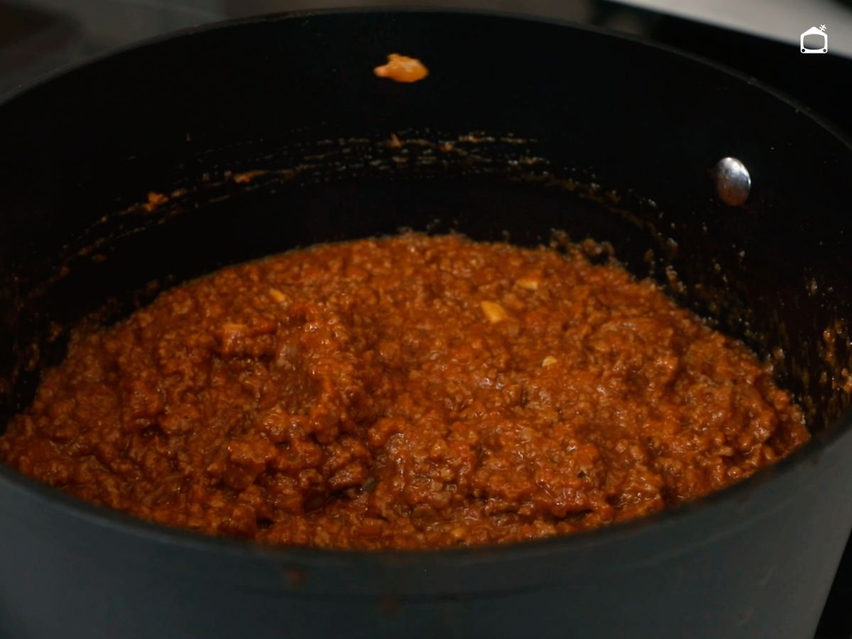 Cocina hasta que reduzca el tomate triturado