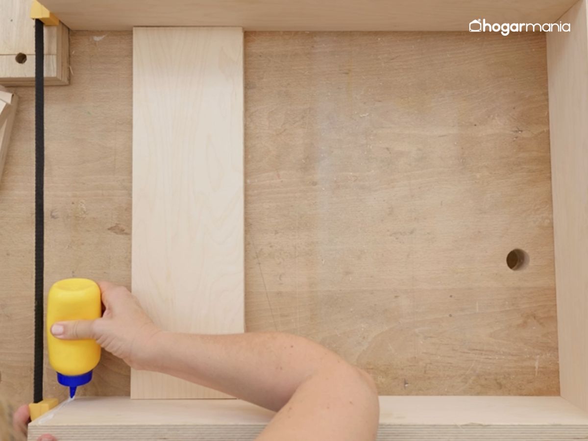 Aplica cola blanca en los cantos de las piezas antes de unirlas para asegurar una buena adherencia.