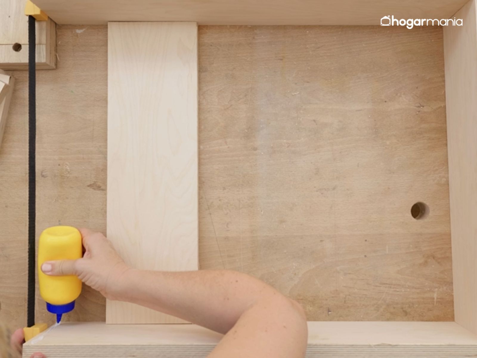 Aplica cola blanca en los cantos de las piezas antes de unirlas para asegurar una buena adherencia.