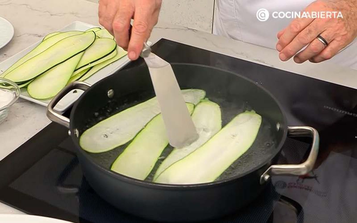 Escalda las lonchas de calabacín