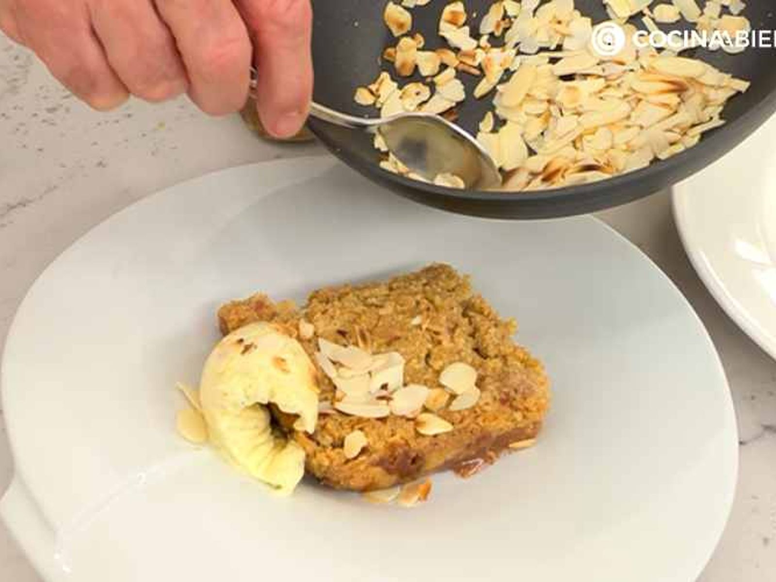 Sirve el crumble de manzana (apple crumble)