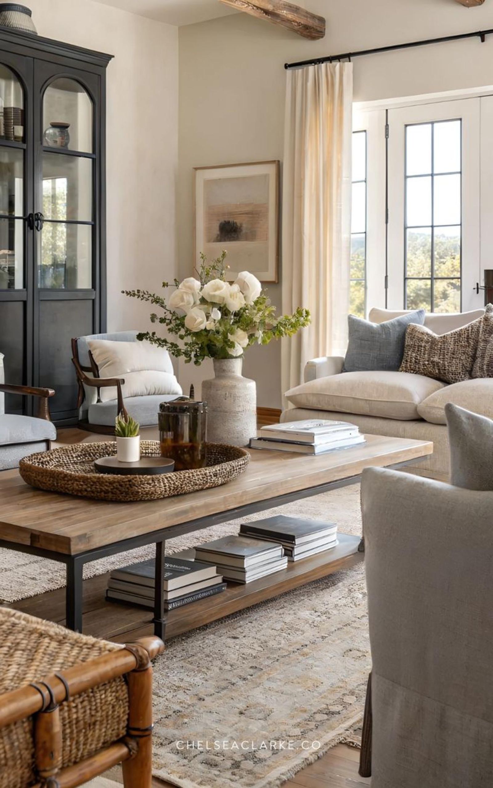 Salón de estilo francés con toques modernos.
