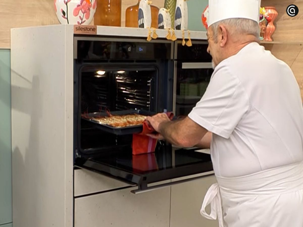 La bandeja pasa al horno precalentado para una cocción rápida que respeta la textura del marisco.