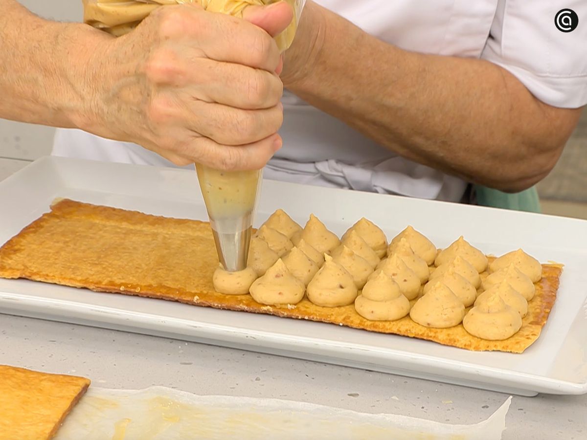 Reparte la crema de turrón por encima del hojaldre