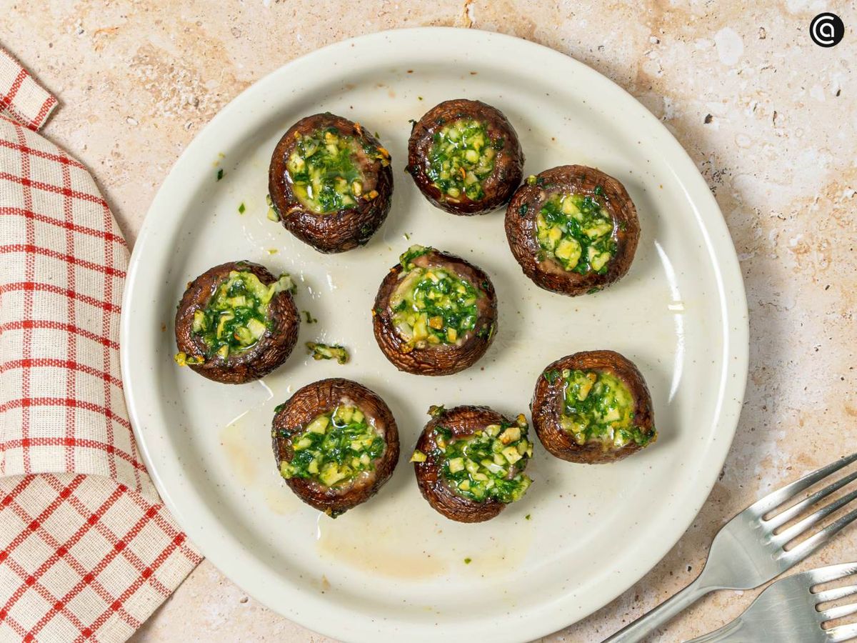 Retira y sirve los champiñones