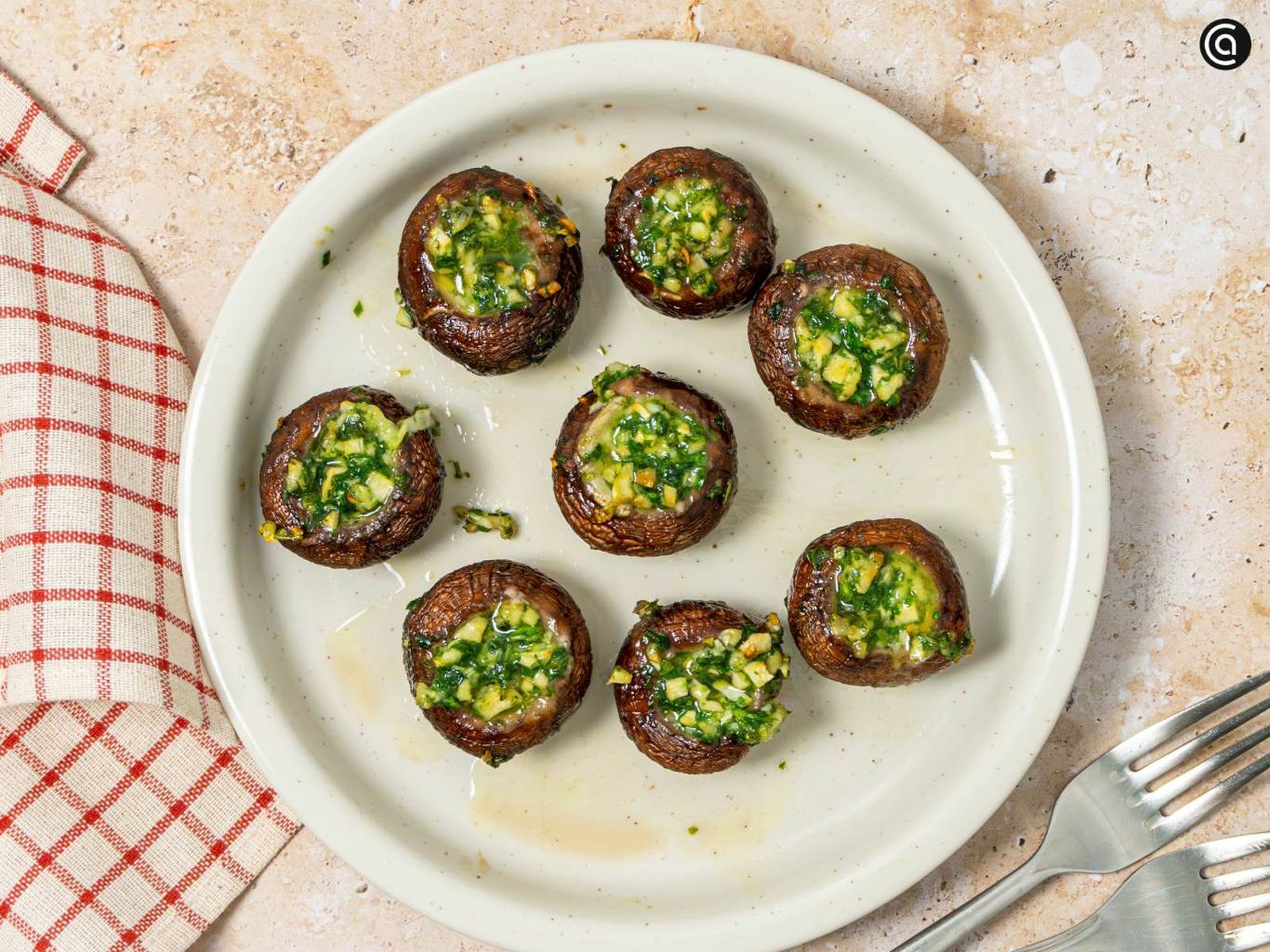 Retira y sirve los champiñones