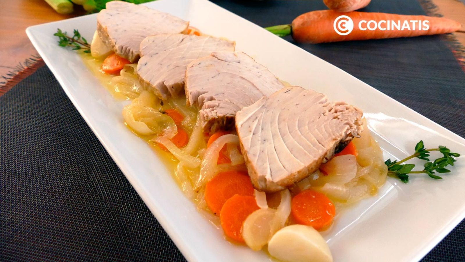 Sirve las rodajas de bonito sobre una cama de verduras en escabeche Receta de bonito en escabeche paso 7