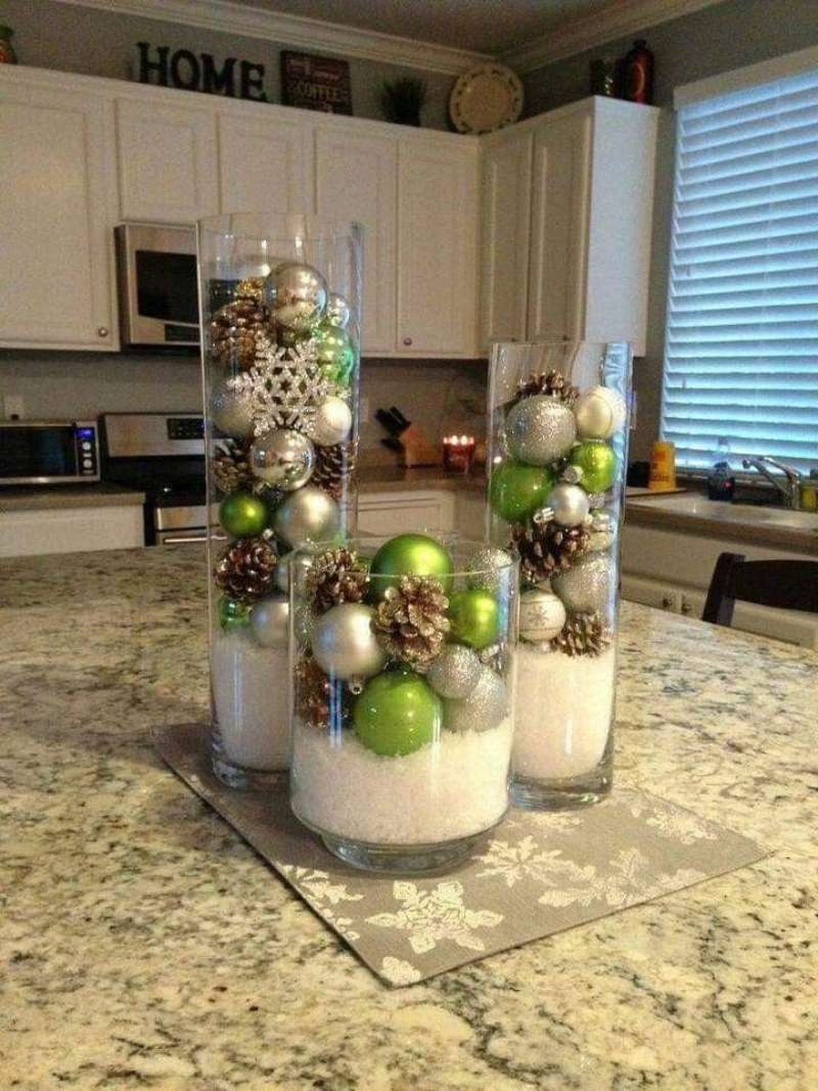 Jarrones de Navidad decorados con sal y bolas navideñas. Jarrones de Navidad decorados con sal y bolas navideñas.