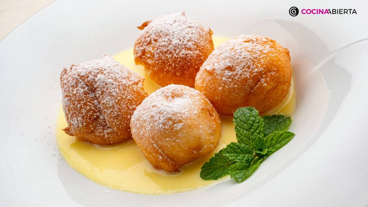 Los buñuelos de viento son bolitas de masa fritas a la sartén