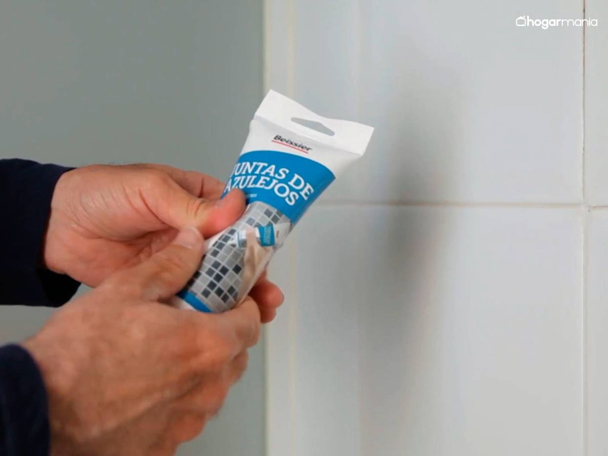 Masajea el envase para mezclar el producto