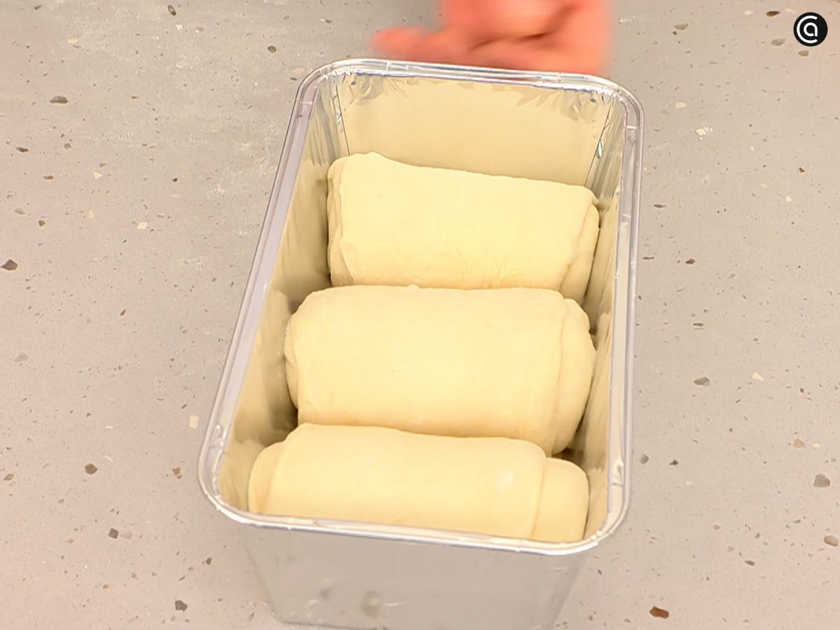 Pon los rollos en el molde y deja reposar hasta que doblen volumen