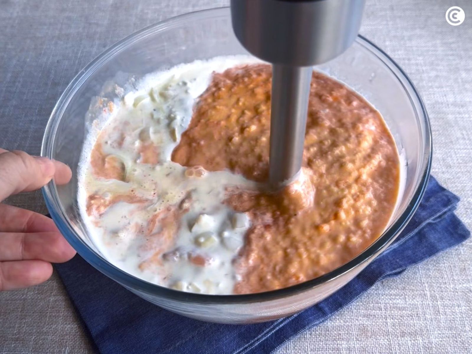 Triturar la mezcla para el pastel de pescado