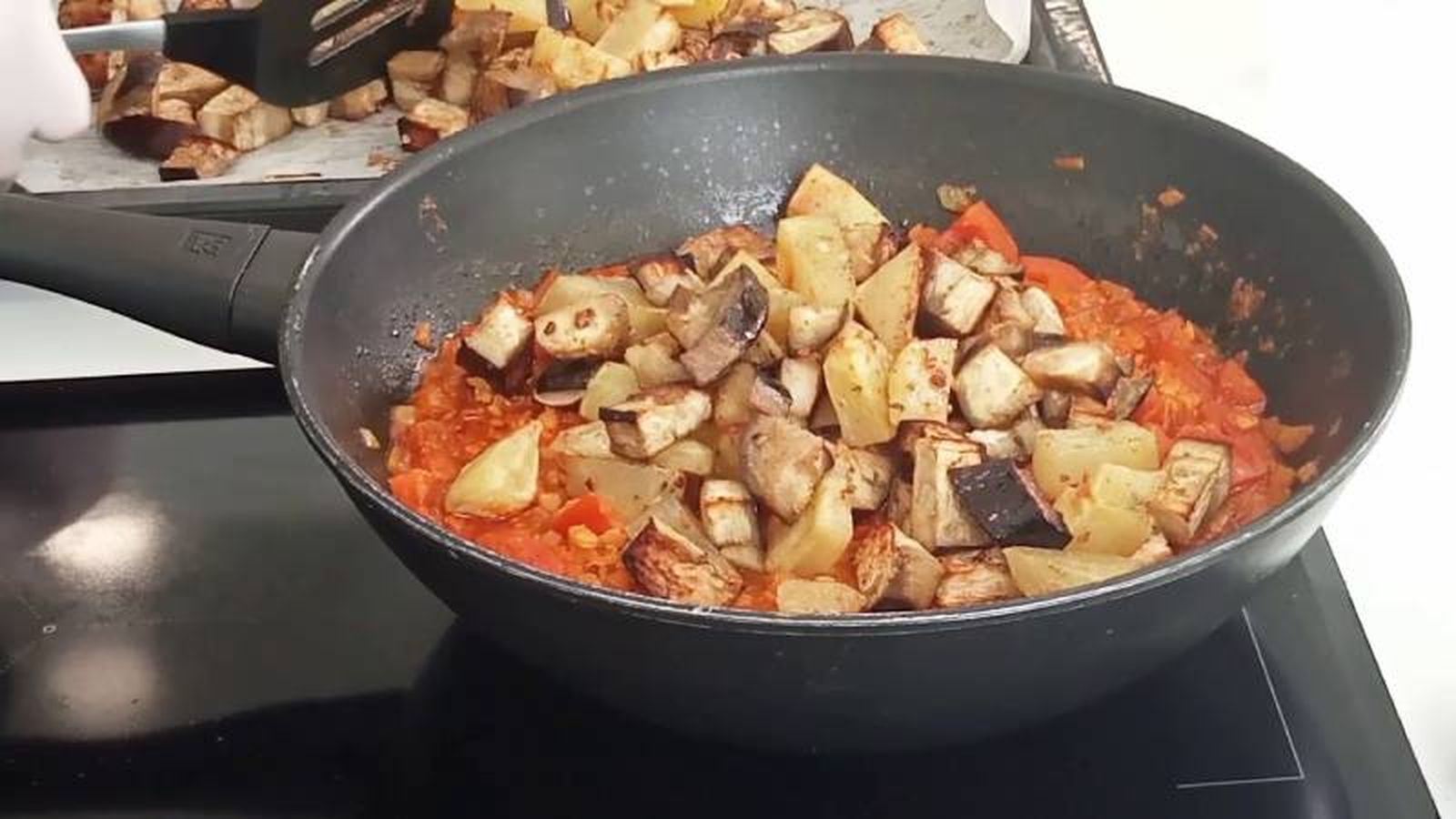 Añade las berenjenas y patatas a las lentejas Añade las berenjenas y patatas a las lentejas