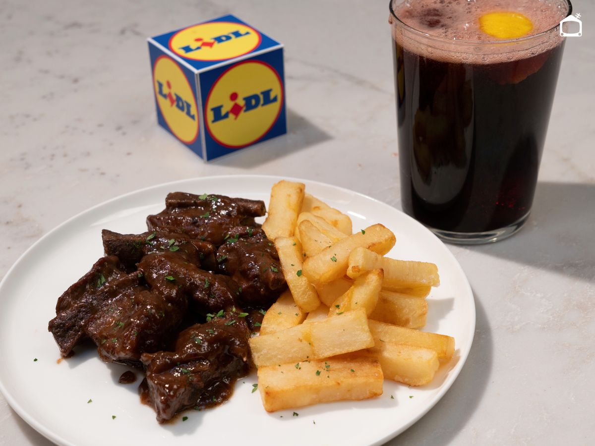 Costillas melosas, salsa intensa y patatas para acompañar: un plato listo para disfrutar.